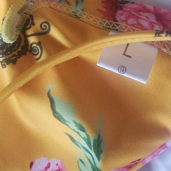 5/$25 Floral bikini top size 34" - Picture 5 of 5